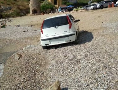 Οδηγός στην Κρήτη πάρκαρε το αυτοκίνητο στα 2 μέτρα από την θάλασσα (φωτο)